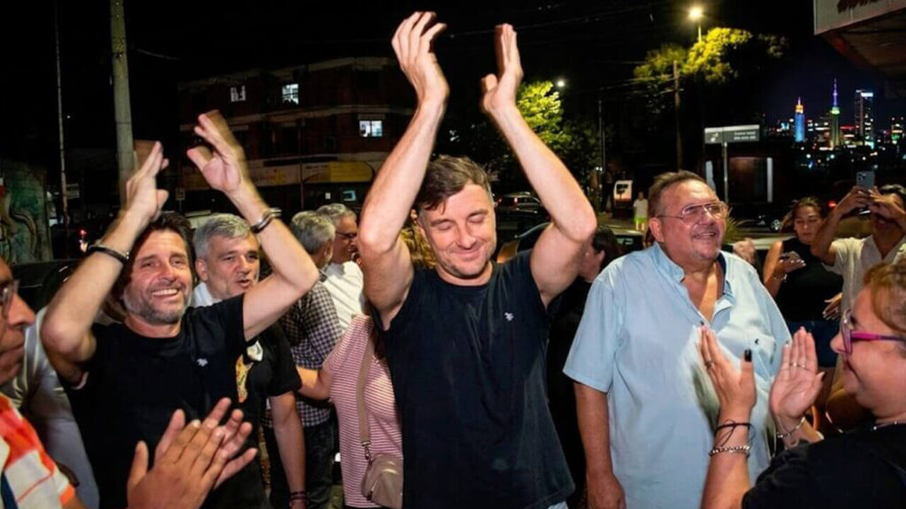 De frente Lucas Ghi y Claudio Román y detrás el ex intendente de Hurlingham, Juan Zabaleta