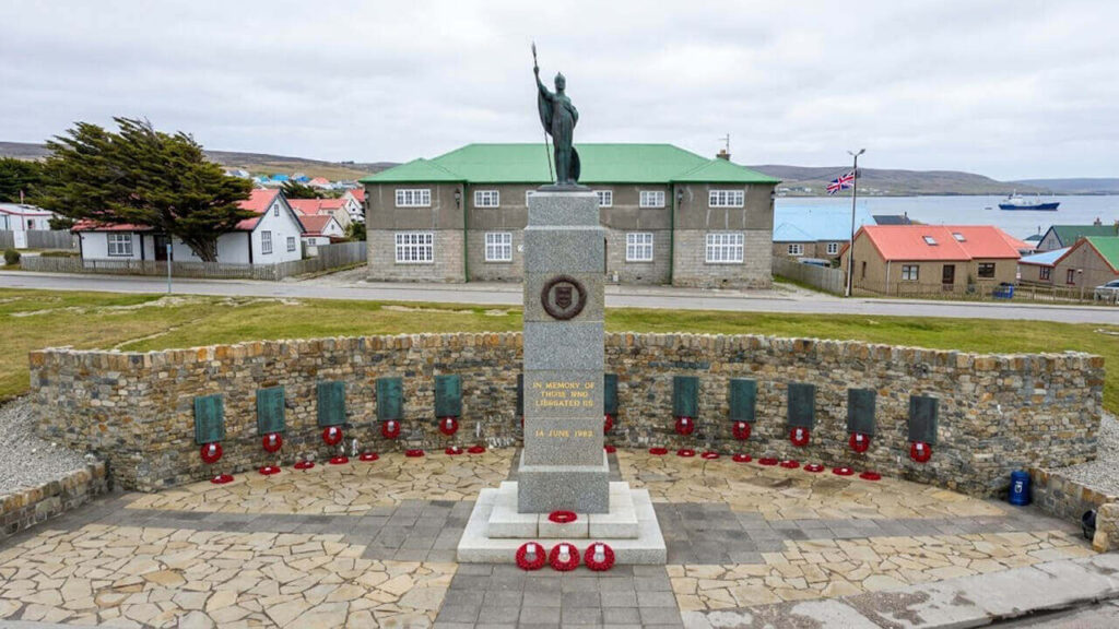 Desde otro ángulo el memorial que hicieron los ingleses a sus caídos