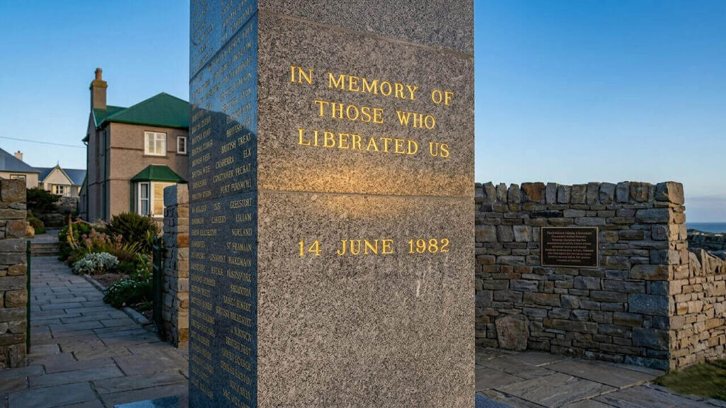 Detalle de la inscripción en medio del monumento