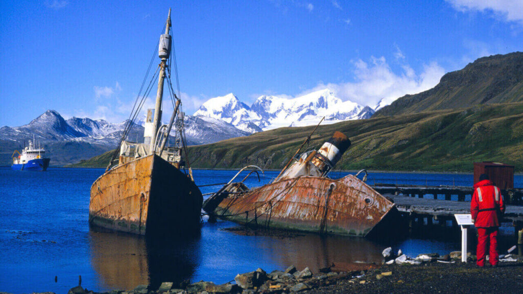 Dos pesqueros con banderas argentas en las chimeneas