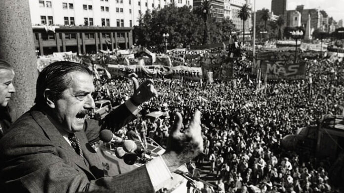 Durante la Semana Santa de 1987, la gente, ante el levantamiento militar, se movilizó espontáneamente a la Plaza de Mayo