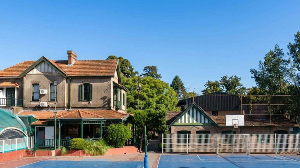 El Club El Retiro que es una pieza de construcción en Hurlingham por su calidez y disposición