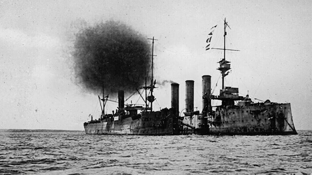 El H.M.S. Kent: el 10 de diciembre de 1914, de regreso en las Malvinas, con un mastelero de juanete dañado tras hundir al Nürnberg.