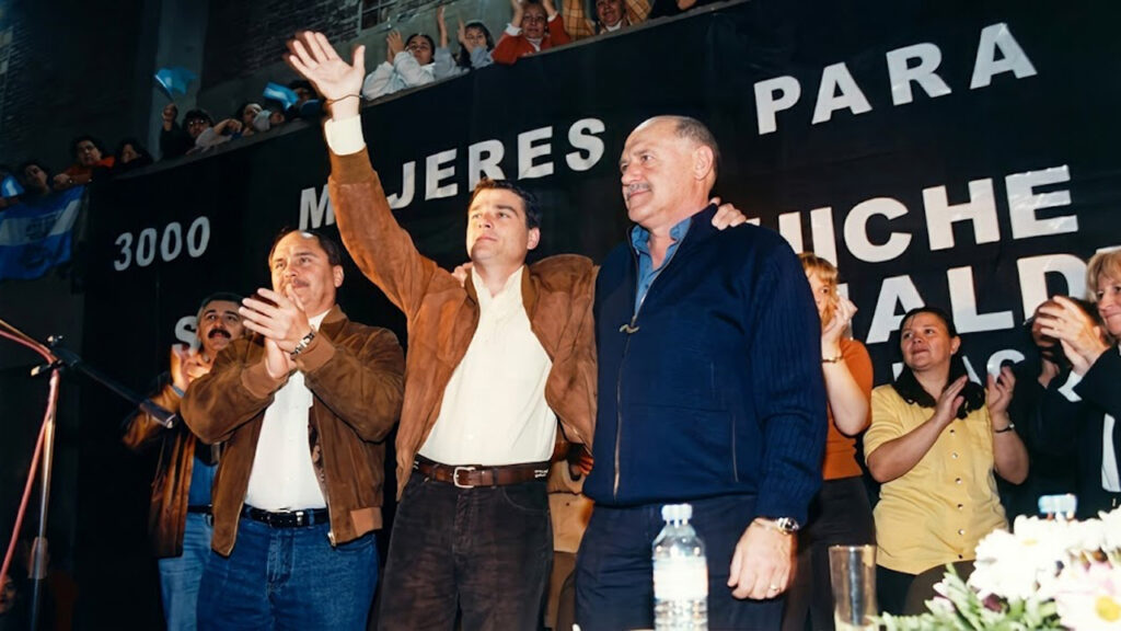 El gran acto de 2003 cuando quiso pelear la intendencia de Morón frente a Martin Sabbatella. En la foto se lo ve abrazado al intendente de Hurlingham, Luis Acuña, a quién luego también enfrentaría.