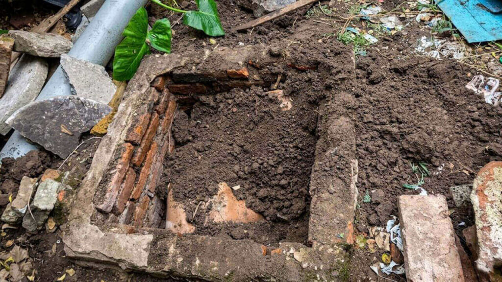 El pozo en el que encontraron el cuerpo de Tito el cantante, relleno de tierra y escombros y tapado por una heladera