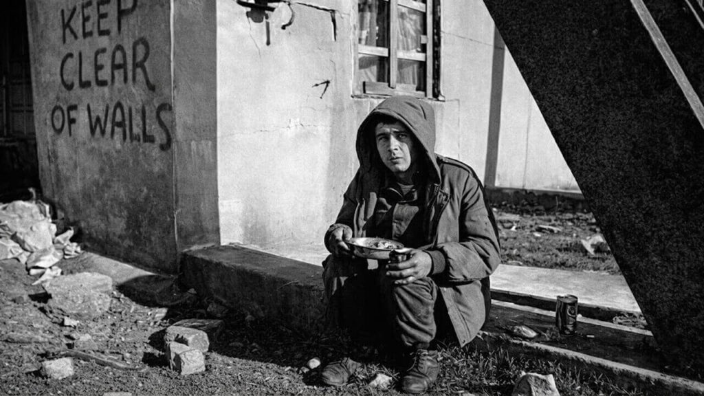 El rostro de la guerra, hambre, frío, soledad y fijense los borceguis destrozados para andar sobre la nieve. Así fue avanzar sobre  Malvinas