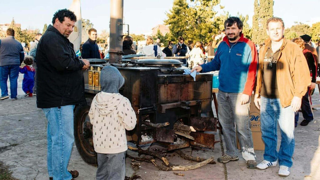 Morón y Malvinas 2026: Veteranos de Malvinas reparten chocolate caliente en cada acto homenaje del 2 de abril 