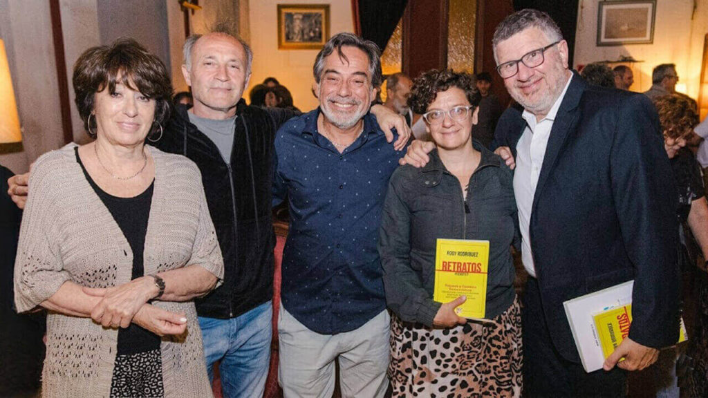 En el centro de la foto con su amplia sonrisa que lo caracteriza, Rody Rodríguez durante la presentación de su anterior libro Retratos