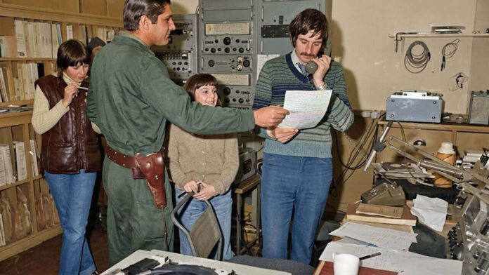 En plena Guerra de Malvinas LU14, la trinchera invisible. La foto curada y coloreada por IA