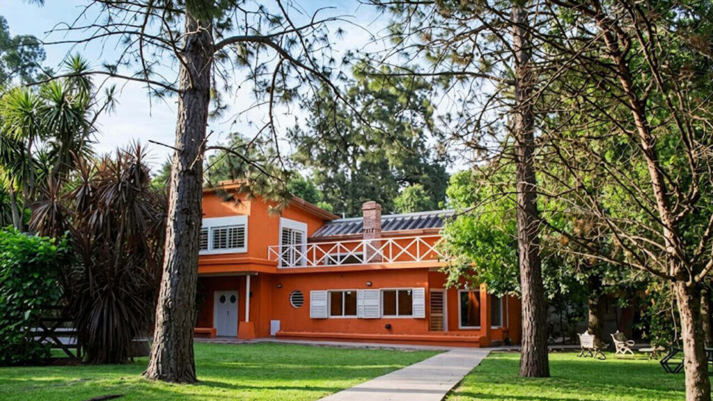 Entre grandes casas arboladas, vivir en Ituzaingó es relajante y apacible