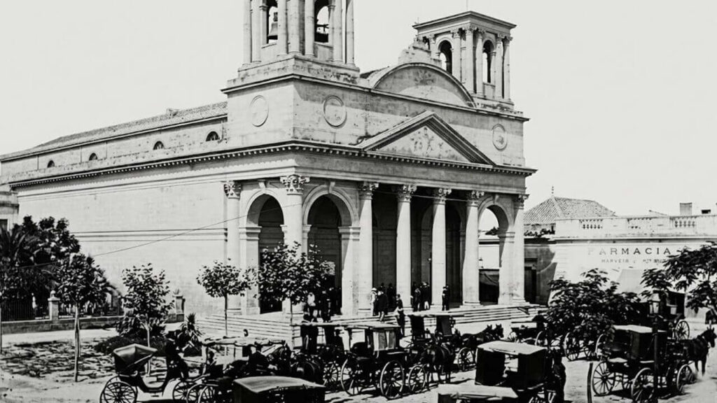 Frente a la Catedral de Morón la llegada de fieles. Así ocurría en la Semana Santa Argentina también.