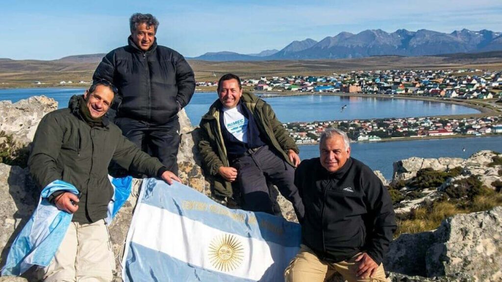 Morón y Malvinas 2026: Gabriel Espir, Ricardo Díaz, Roberto Cortese y Jorge Martinolli, volvieron a Malvinas en el año 2013 en el primer viaje