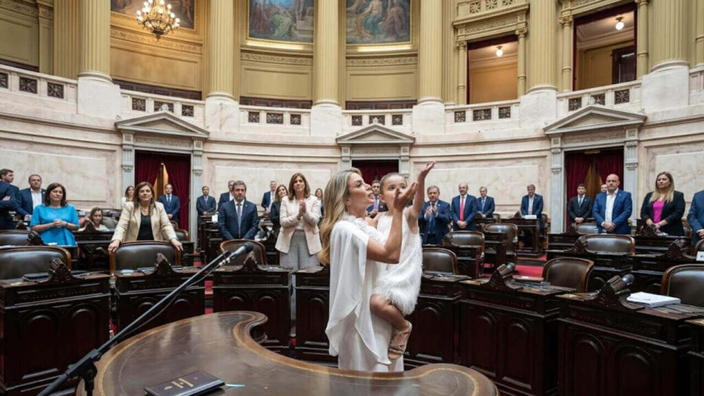 El día que juró Victoria Gallardo no imaginó que la justicia sancionaría a LLA