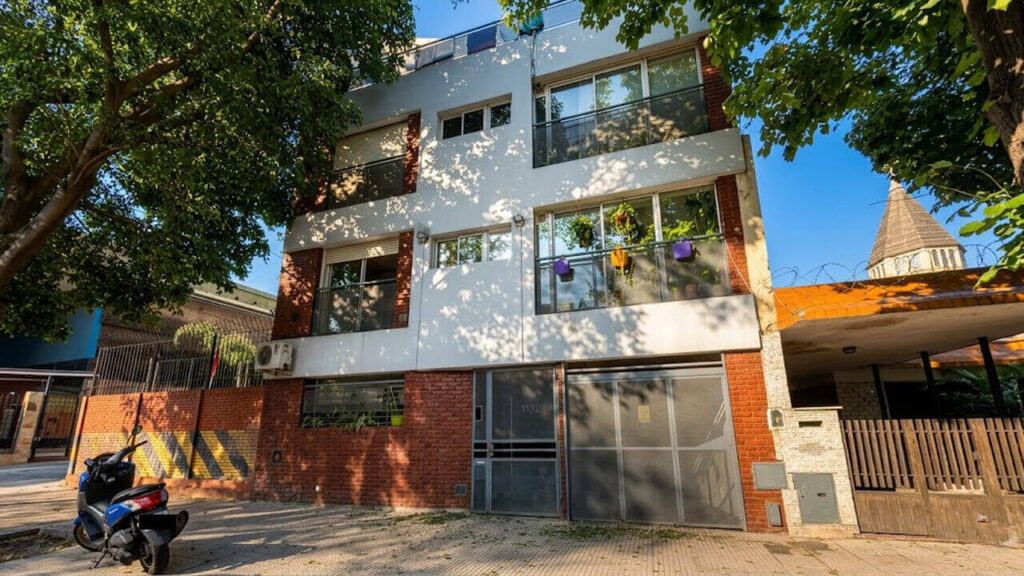 Investigan si Adorni suma otra propiedad en Morón. La moto es de otro propietario. Nada que ver.