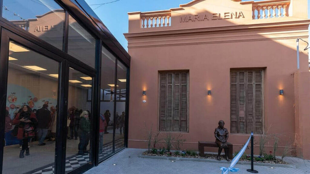 La Casa de María Elena Walsh remodelada y la figura sentada justamente es ella de pequeña en su propia casa