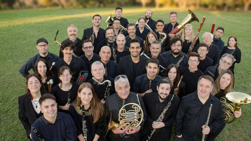 La Sinfónica Morón posa en los jardines del Colegio Ward