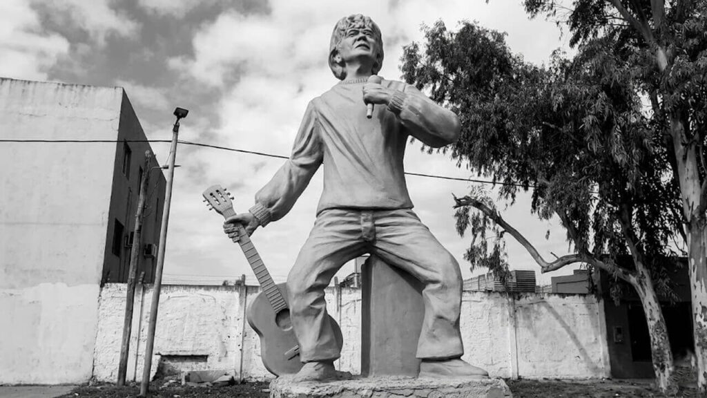 La estatua homenaje a Alejandro Sokol en Hurlingham, punto de encuentro
