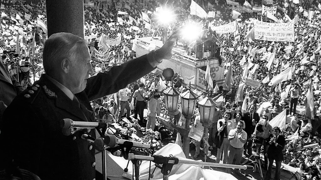La foto real, en blanco y negro, del hombre que avanzó sobre Malvinas para salvar su gobierna dictatorial y fracasado. Sangre sobre Sangre.