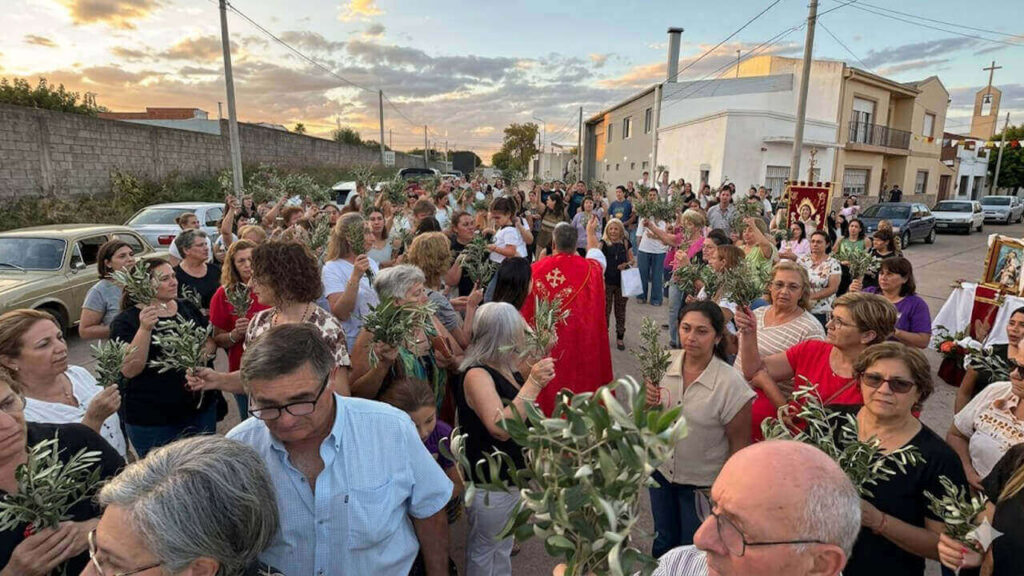 La gente comenzó a elegir bendir los ramos al aire libre, donde empezó la vida y lo hace cada Domingo de Ramos 2026