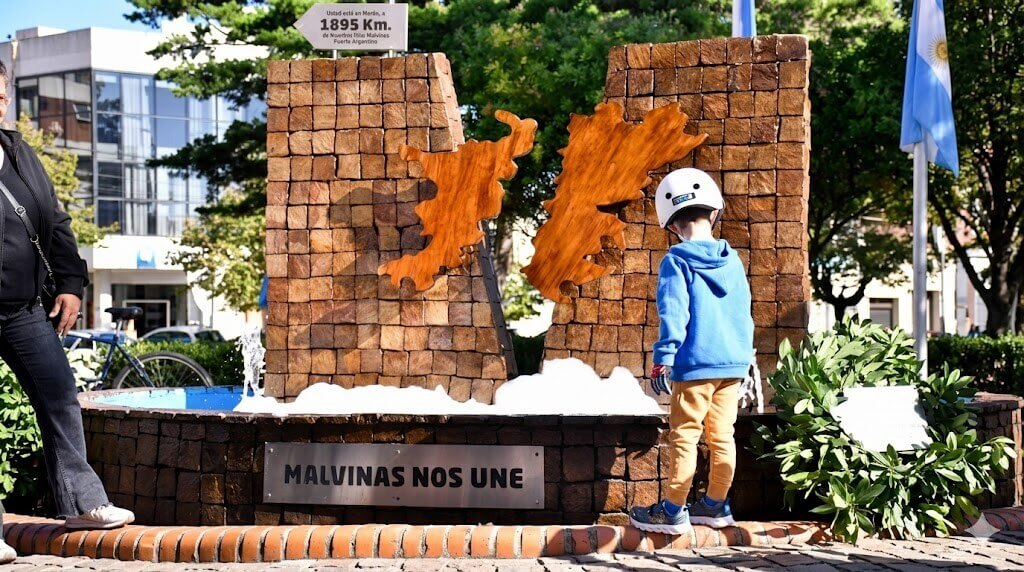 La leyenda Malvinas no Una en el Monumento a los caídos en la Plaza San Martín. Es el slogan de la bicicleatada. Una agenda repetida.