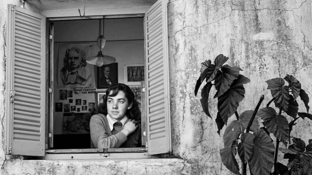 La pequeña María Elena Walsh en su casa de Villa Sarmiento y detrás sus ídolos y futuro, la música y la poesía