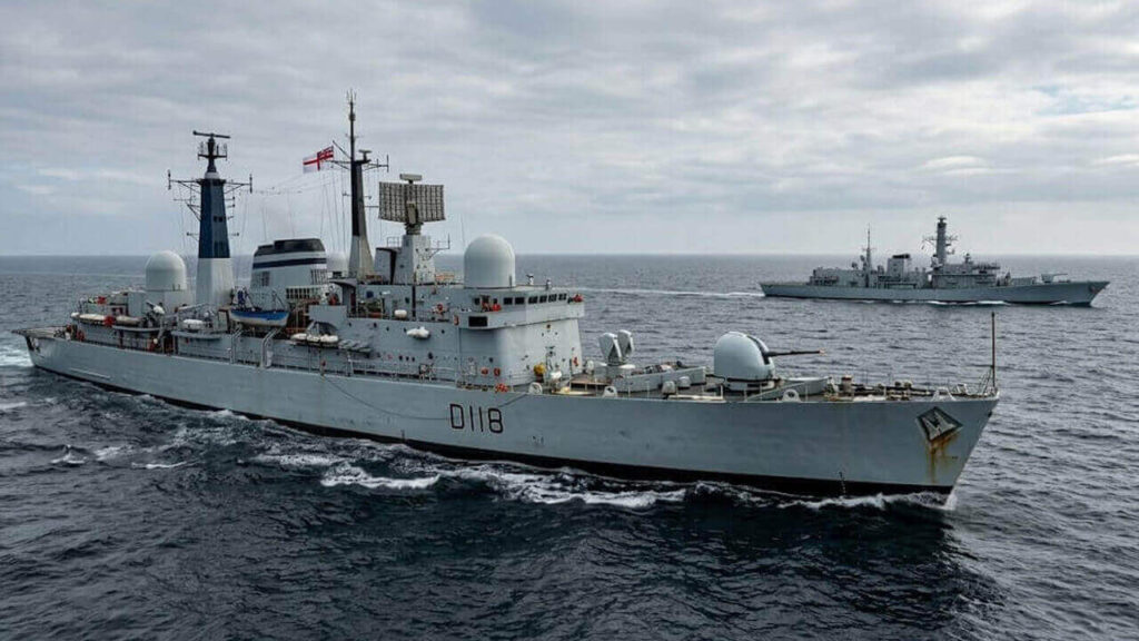 Las Misiones Aéreas HMS Coventry navegando antes de su hundimiento en Malvinas