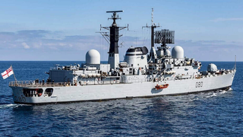 Las Misiones Aéreas HMS Sheffield navegando antes de ser atacado en Malvinas