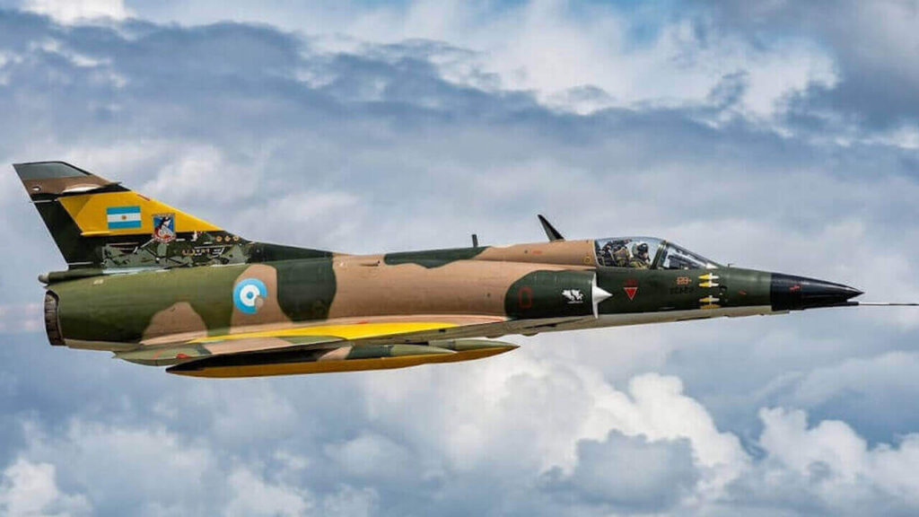 Las Misiones Aéreas caza Dassault Mirage III de la Fuerza Aérea Argentina en vuelo, utilizado en misiones de cobertura