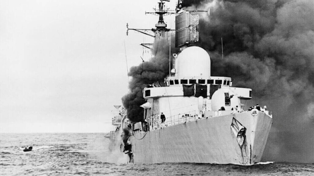 Las Misiones Aéreas en Malvinas el HMS Sheffield en llamas tras el impacto de un misil Exocet lanzado por un avión argentino