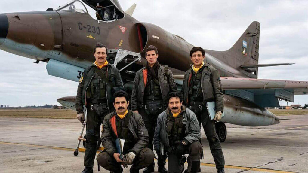 Las Misiones Aéreas pilotos argentinos junto a un A-4 Skyhawk en Malvinas