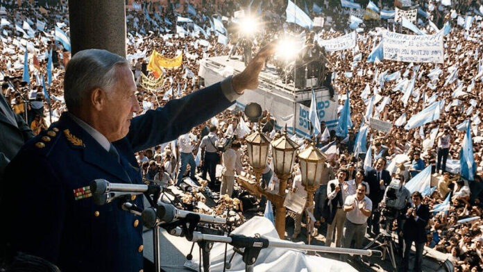 Leopoldo Fortunato Galtieri decidió avanzar sobre Malvinas, y el pueblo, desde Plaza de Mayo lo arengó y aplaudió