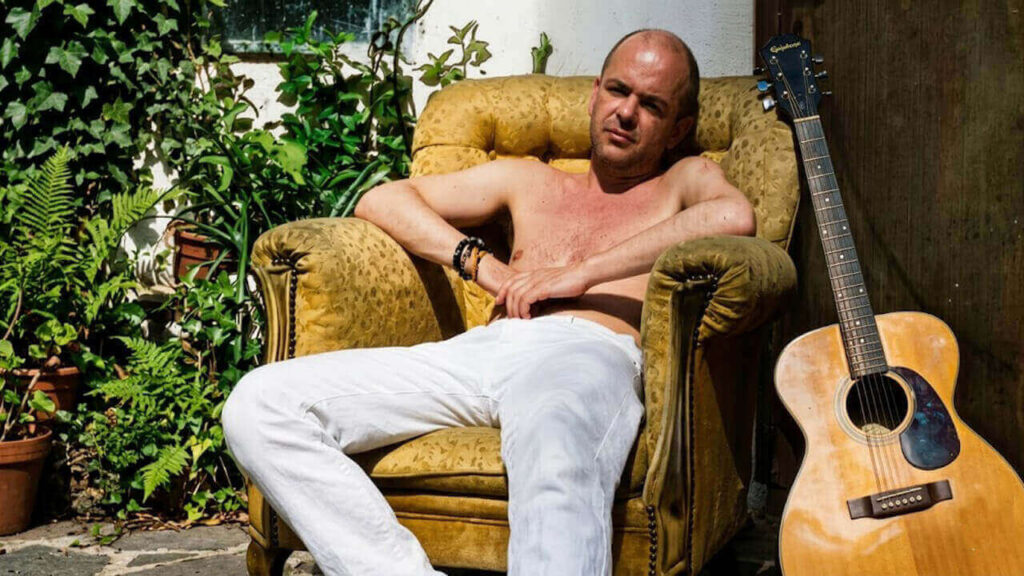Luca Prodan en un descanso demoliendo mitos, no sólo era noche y alcohol