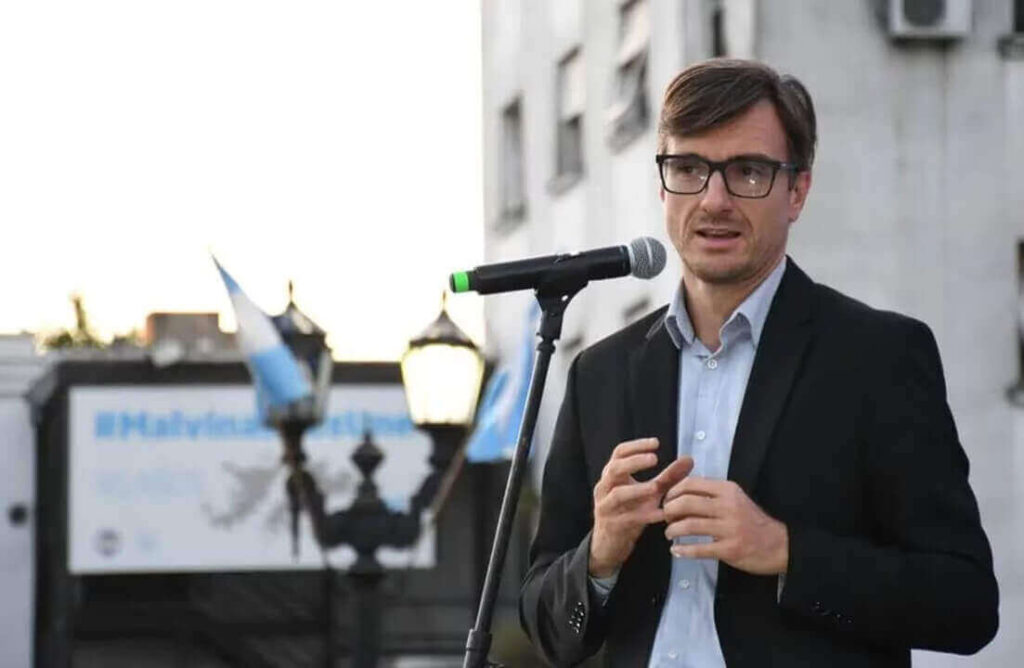 Lucas Ghi tiene el aparato, pero no le responde. Incluso colaboró a la política como fragmentación partiendo el bloque de concejales oficialistas.