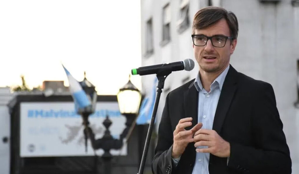 El tablero político de Morón por ahora lo tiene a Lucas Ghi como principal referente ya que maneja la gestión y el aparato, ahora, qué pasa sino se aprueban las reelecciones indefinidas: tendrá que dejar el mandato.