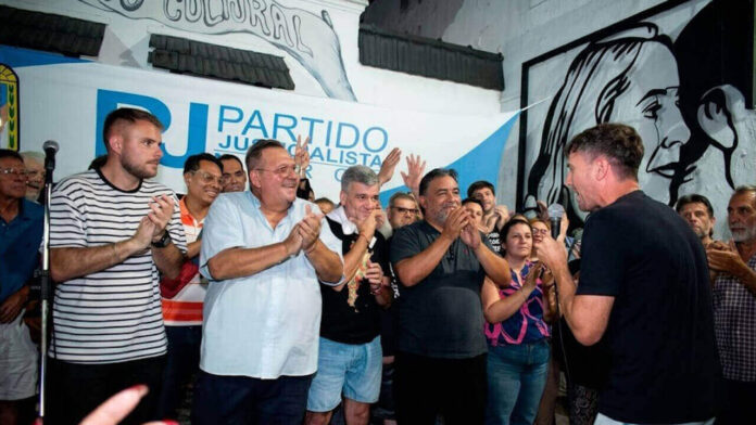 Juan Zabaleta baja línea por Kicillof. En foto frente a Lucas Ghi entre Claudio Román y Adrián Grana.