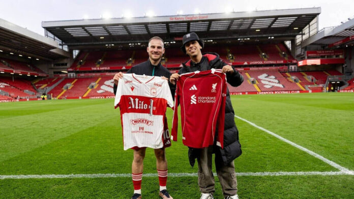 Milo J y Mac Allister en Anfield