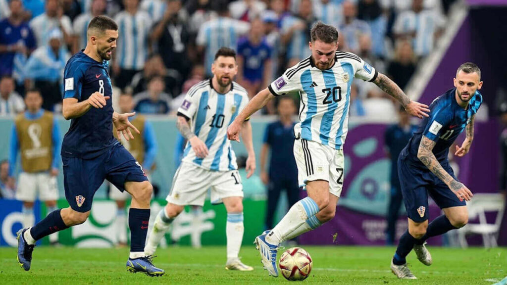 Milo J y Mac Allister en Anfield inauguraron una tradición. Nunca se vio a Charly o Fito intercambiar camisetas con un jugador.