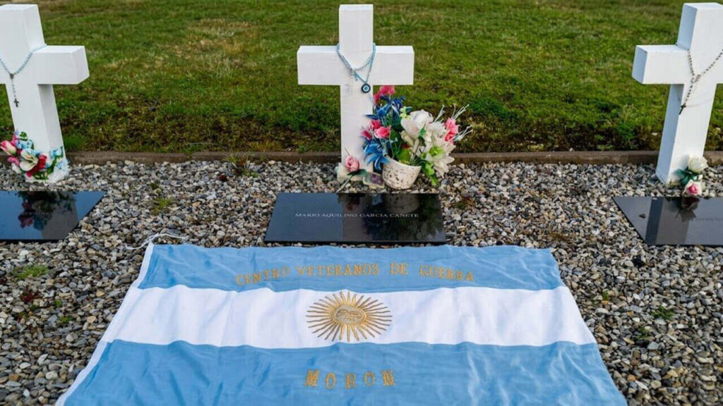 Morón y Malvinas 2026 Tumba del soldado Mario García Cañete en el Cementerio de Puerto Darwin