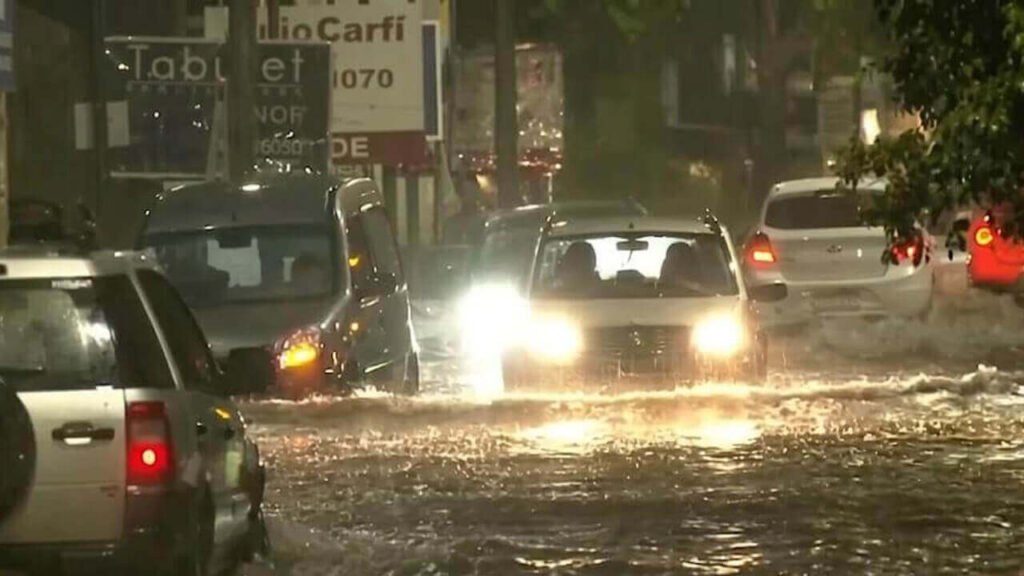 Pronóstico del tiempo en Morón, Hurlingham e Ituzaingó: tormentas esta noche según el SMN y mejora total el domingo con sol y máxima de 30°C.Noche de sábado inestable con lluvias, relámpagos y truenos. El domingo mejora por completo: Noche de sábado inestable pero domingo a pleno sol