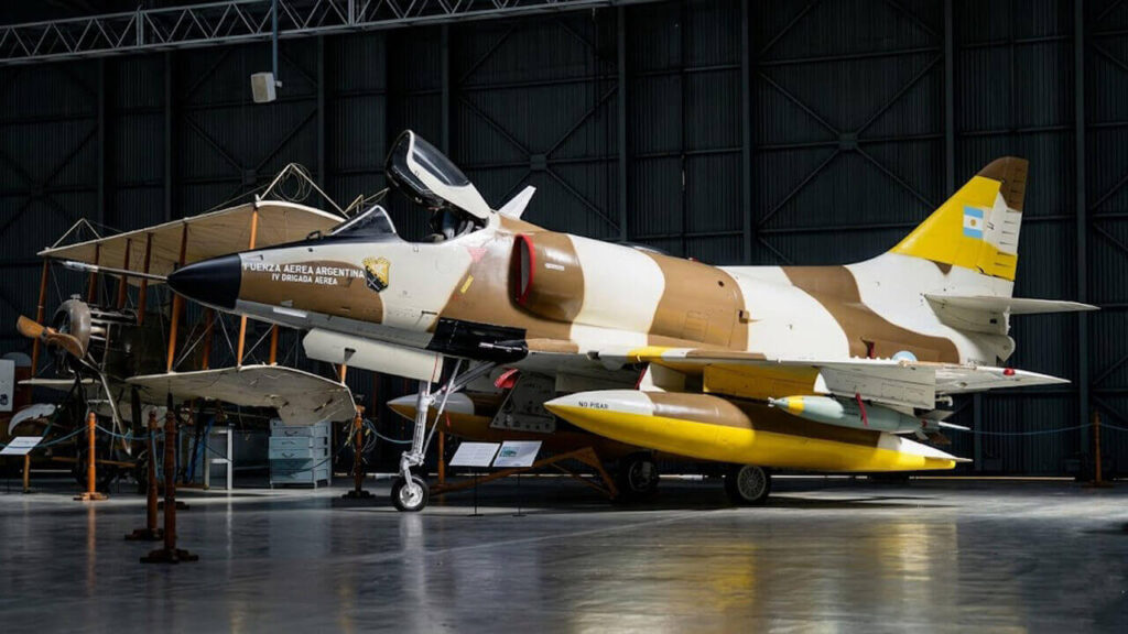 Otro avión Douglas A-4B Skyhawk en el Museo Nacional de Aeronáutica, protagonista de la Guerra de Malvinas 1982