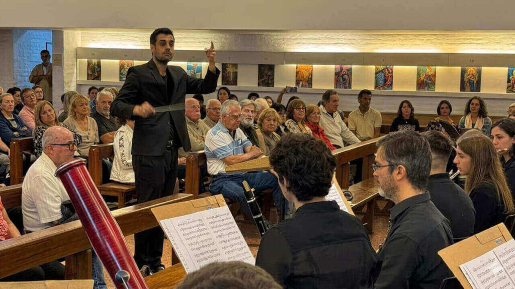 Pablo Bocchimuzzi dirige la Sinfónica Morón desde 2025 desparramando cultura por todo Morón