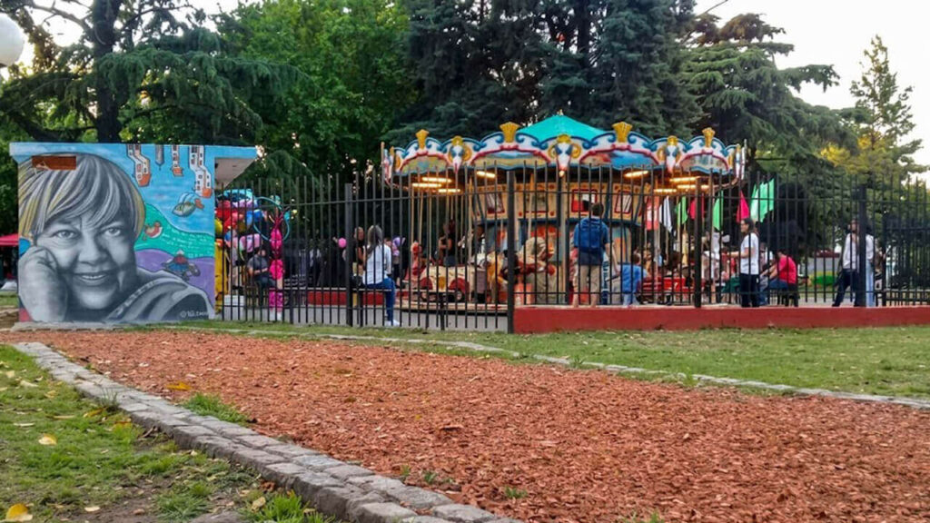 Plaza Alsina, su carrusel y su eterno recuerdo a María Elena Walsh