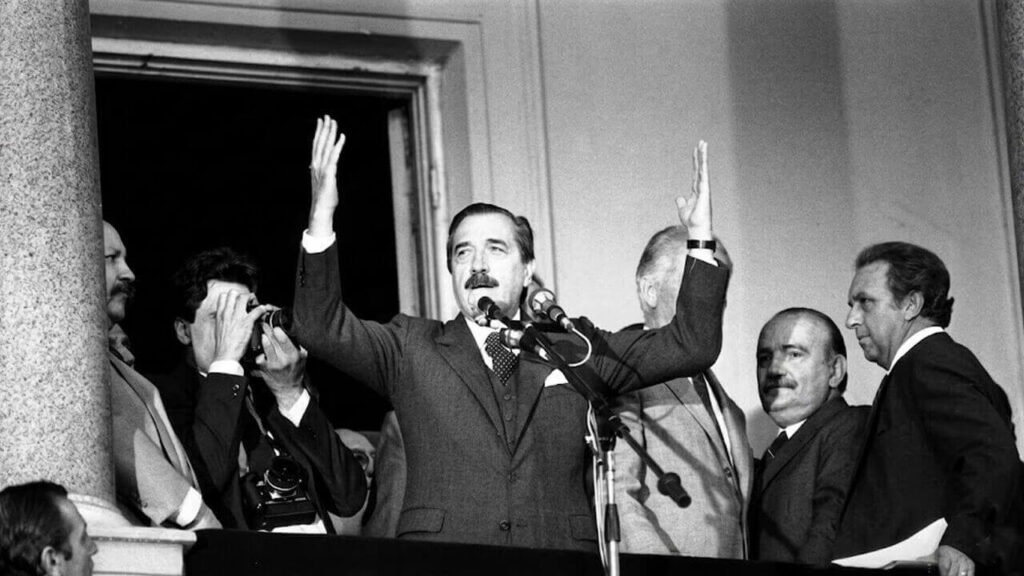 Raúl Alfonsín durante la Semana Santa de 1987 fue que dijo la casa esta en orden, felices Pascuas