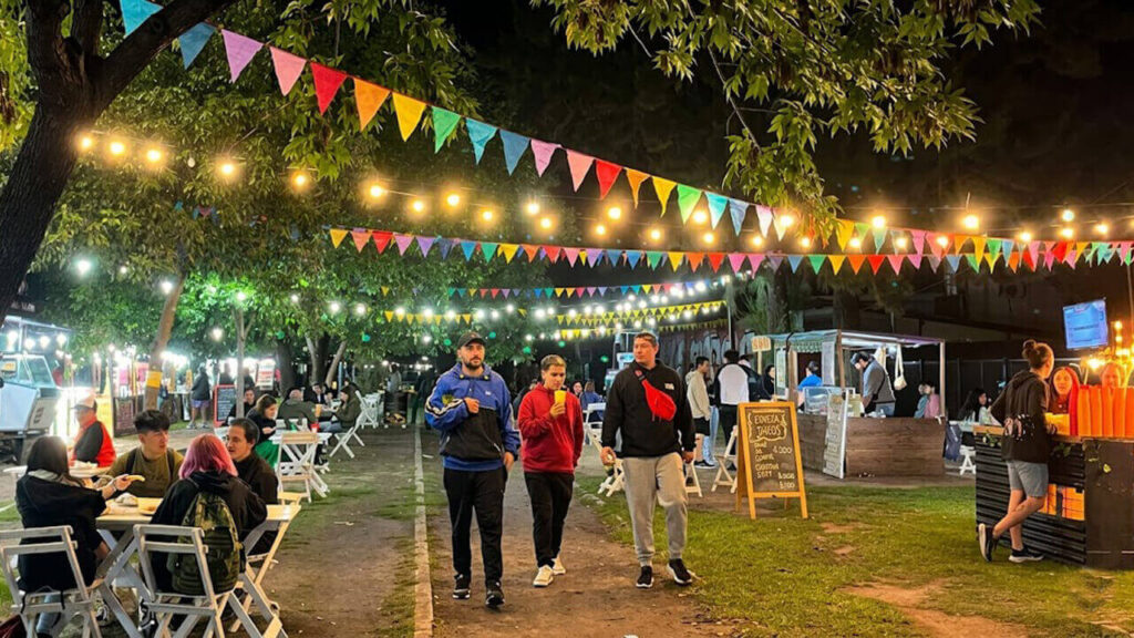 Repleto de gente y foodtrucks para elegir en una buena noche qué beber y qué comer