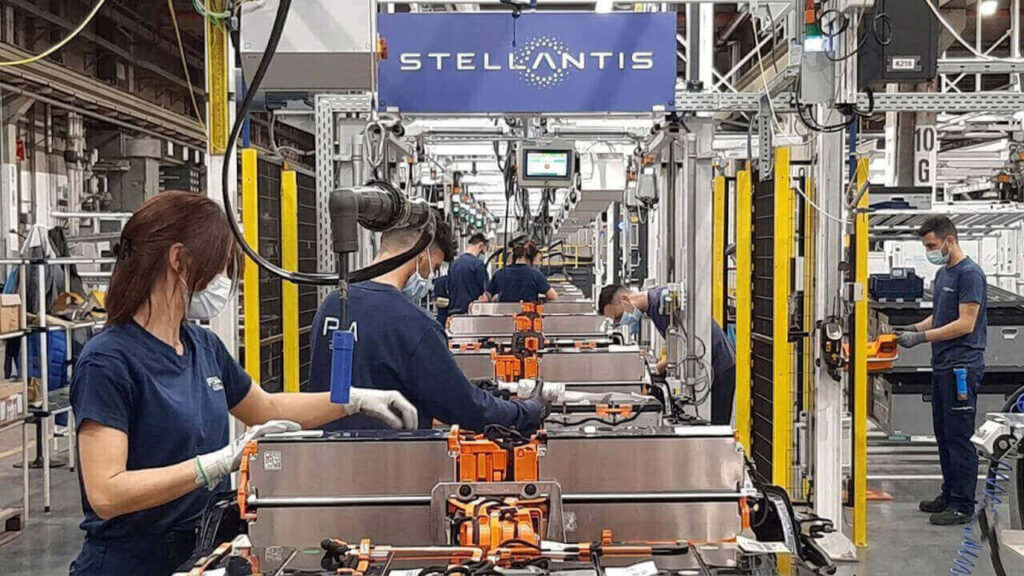 Se frenó Stellantis y pasa de dos a un turno por la falta de demanda de automóviles