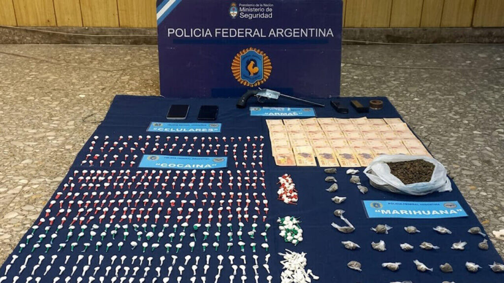 Secuestran 18 kilos de droga y extienden sobre el piso una parte para el registro oficial de la causa judicial