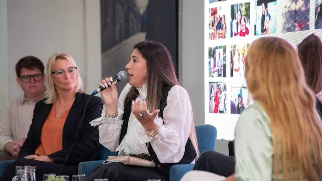 Stefanía Franco, Jefa de Gabinete, dando una charla en la Unión Industrial del Oeste a decenas de mujeres