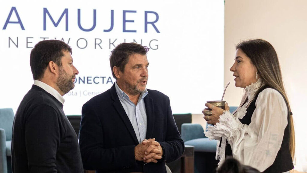 Stefanía Franco tiene todo el respaldo de Lucas Ghi paa ser candidata a intendente por el MDF. En la foto con Santiago Muñiz y Edgardo Gámbaro.