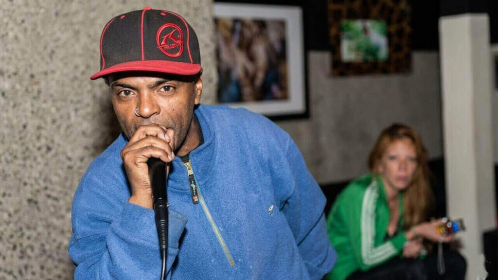 Tito el cantante en un bar de música y shows