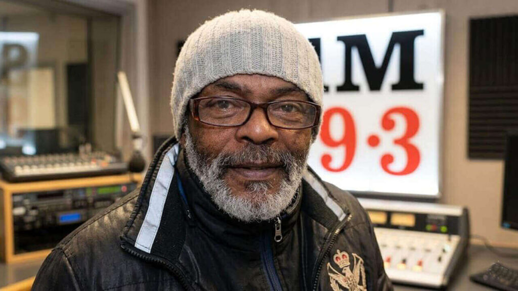 Tito el cantante llevó su música a todas las emisoras locales que puedo